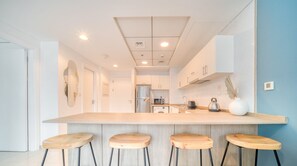 Deluxe Apartment | Private kitchen | Full-size fridge, microwave, oven, electric kettle