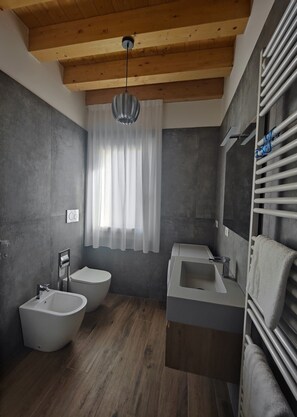 Shower, hair dryer, bidet, towels - Apartment in Chioggia, in historic center, 20 min walk from the beach. (Chioggia)