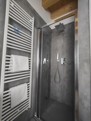 Dusche, Haartrockner, Bidet, Handtücher