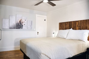 1 habitación, tabla de planchar con plancha y cuna de viaje 