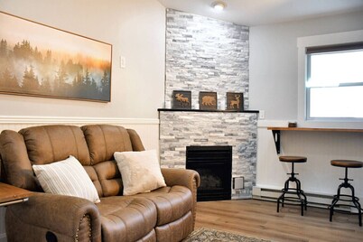 Charming Historic Suite. Cozy with Modern Comforts. Pet-Friendly