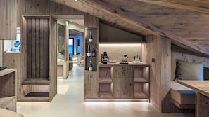 Superior Apartment with Sauna | Área de estar | TV de tela plana 55 polegadas com canais via satélite