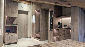 Superior Apartment with Sauna | บริเวณนั่งเล่น | ทีวีจอแบน 55 นิ้ว พร้อมช่องดาวเทียม