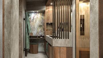 Een smalle, moderne badkamer met een marmeren wand, houten details en een glazen wand.