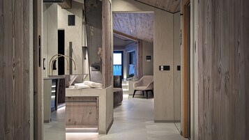 Superior Apartment with Sauna | Bathroom | Hair dryer, soap, shampoo, toilet paper