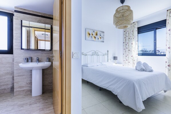 3 bedrooms, iron/ironing board, free WiFi, bed sheets