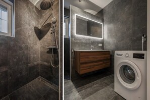 Shower, hair dryer, towels - Corner house on Resort Knuitershoek | Knuitershoek 66 (Ossenisse)