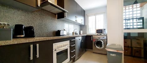 Een koelkast, een microgolfoven, een oven, een kookplaat