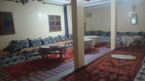 Ruokailu omassa huoneessa