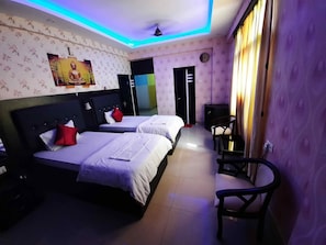 Deluxe-Doppelzimmer, Stadtblick | Kostenloses WLAN, Bettwäsche
