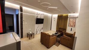 Deluxe Apartment, 2 Bedrooms, Kitchenette | Living area