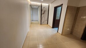 Appartement Design, cuisine | 1 chambre, lit avec matelas Ă plateau-coussin, rideaux dâobscurcissement