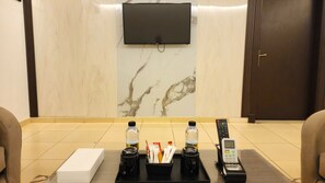 تلفزيون بلازما بحجم 45-بوصة يعرض قنوات فضائية