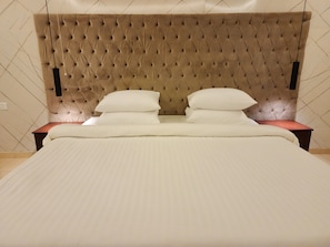 Lit avec matelas à plateau-coussin, rideaux d’obscurcissement
