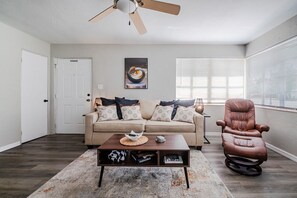 Téléviseur connecté, livres, bureau