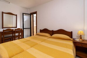 1 slaapkamer, een strijkplank/strijkijzer, wifi, beddengoed