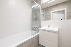 Shower, hair dryer, towels, shampoo