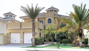 Exterior - Private Pool and Beach | Luxury 6BR Villa| Palm (Dubai)