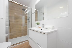 Ducha, secador de pelo, toallas y champú
