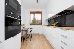 Fridge, microwave, oven, stovetop