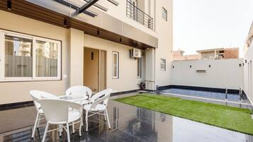 Deluxe Double Room, City View | Living area | TV