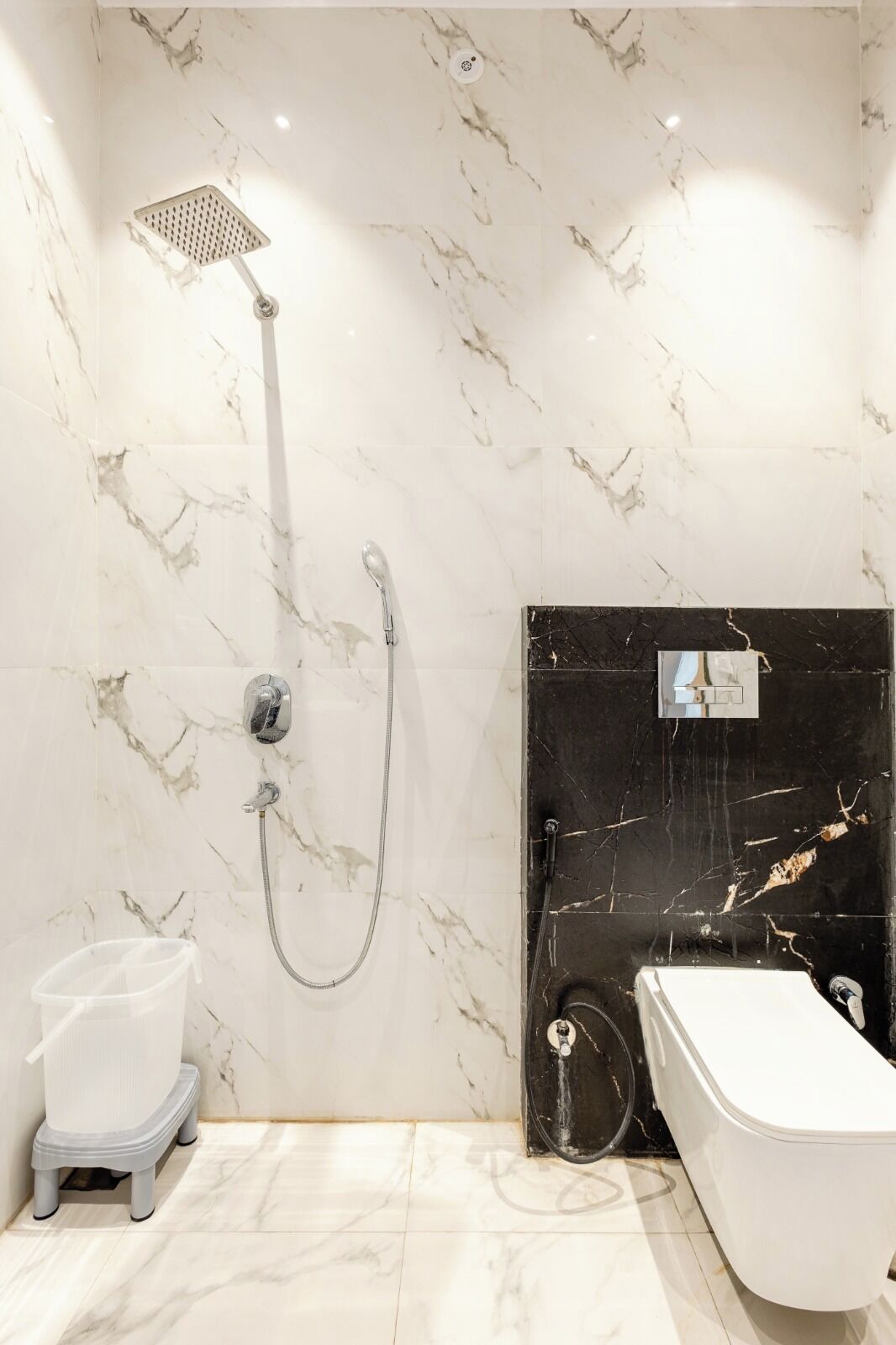 Habitación doble Deluxe, vista a la ciudad | Baño | Regadera, regadera tipo lluvia, bidet, toallas 