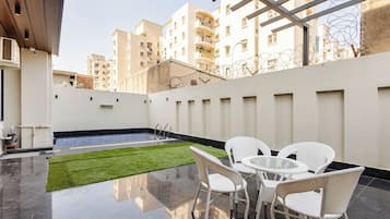 Phòng đôi Deluxe, quang cảnh thành phố | Khu phòng khách | TV