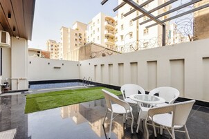 Deluxe Double Room, City View | Living area | TV