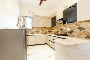 Habitació doble Deluxe, vistes a la ciutat | Sala d'estar | Televisor