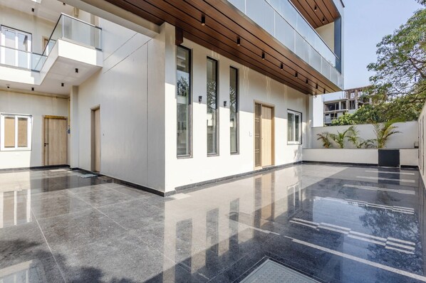 Deluxe Double Room, City View | Living area - Lime Tree B&B Pari Chowk (Greater Noida)