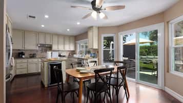 House | Private kitchen | Fridge, microwave, oven, stovetop