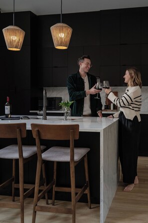 冷蔵庫、電子レンジ、オーブン、コンロ