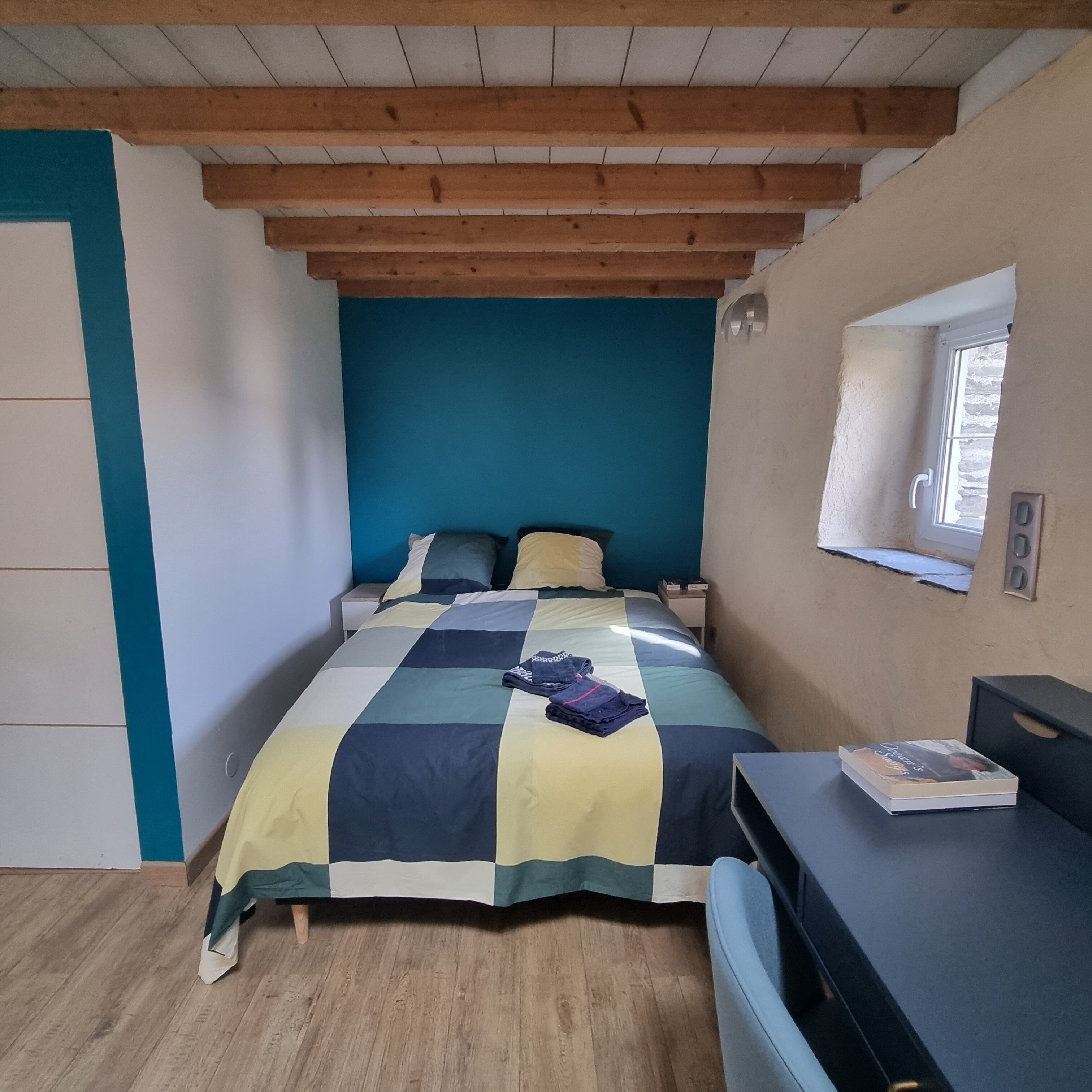 2 slaapkamers, een bureau, een strijkplank/strijkijzer, reisbedje
