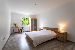 4 bedrooms, iron/ironing board, free WiFi, bed sheets