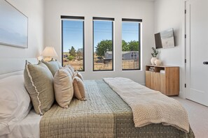 10 Schlafzimmer, Schreibtisch, Bügeleisen/Bügelbrett, Reisekinderbett