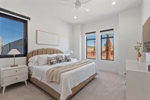 10 Schlafzimmer, Schreibtisch, Bügeleisen/Bügelbrett, Reisekinderbett