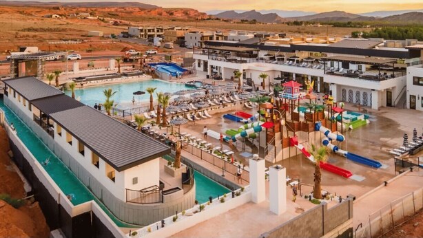 Un resort con varias piscinas, un parque acuático y diversas zonas de estar al aire libre.
