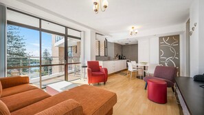 Un appartement moderne doté d’un balcon, d’une cuisine et d’un coin repas.