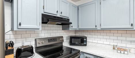 Een koelkast, een microgolfoven, een vaatwasser