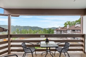 Outdoor dining - Mountain Calling - Resort Pool, WIFIO,  $560 FREE tickets each paid day!!! (Gatlinburg)