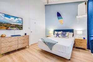 2 soverom, skrivebord, strykejern/-brett og reiseseng for barn