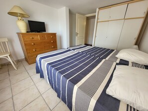 2 chambres, fer et planche Ă repasser