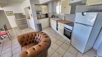 Réfrigérateur, micro-ondes, four, cafetiÚre/bouilloire