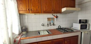 Fridge, microwave, stovetop, coffee/tea maker - Guest house Villa Clara 3, 1 bedroom, San Sebastián de La Gomera (San Sebastián de La Gomera)