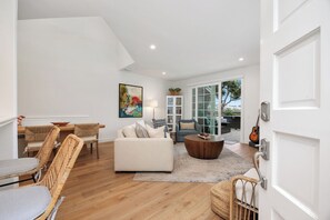 Smart TV - Trackside Tides - Pet Friendly - Racetrack and Lagoon Views - Extended Living (Del Mar)