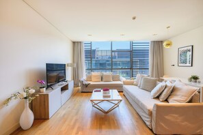 Luxe appartement, uitzicht op zwembad | Woonruimte