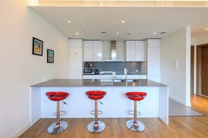 Luxe appartement, uitzicht op zwembad | Dineren op de kamer