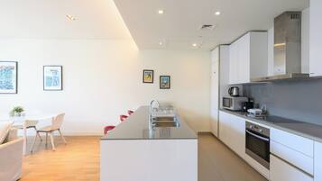 Luxe appartement, uitzicht op zwembad | Privékeuken | Een koelkast, een magnetron, een oven, een kookplaat