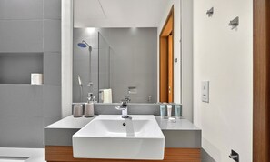 Apartamento superluxo, vista para a piscina | Banheiro | Produtos de toalete grátis, secador de cabelo, toalhas de banho 
