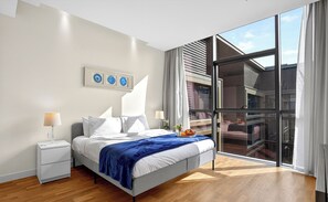 Apartamento superluxo, vista para a piscina | Roupas de cama de algodão egípcio, roupas de cama premium, frigobar